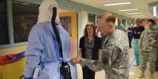 Tiếp tục nỗ lực ứng phó với Ebola, Mỹ tăng cường kiểm tra du khách